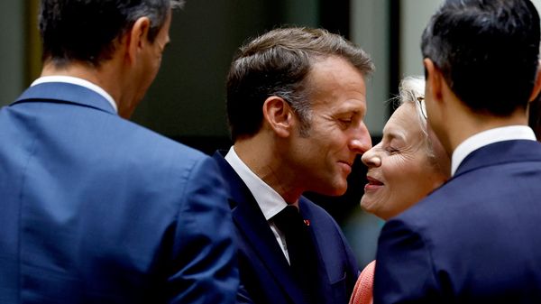 El presidente francés, Emmanuel Macron,  saluda a la presidenta de la Comisión Europea, Ursula von der Leyen - Sputnik Mundo