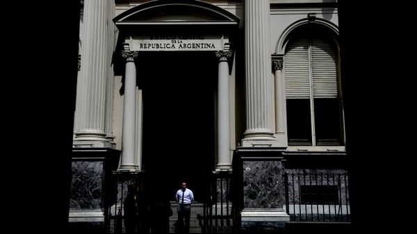Un guardia permanece en la entrada del Banco Central en Buenos Aires, Argentina, el 21 de noviembre de 2023. - Sputnik Mundo