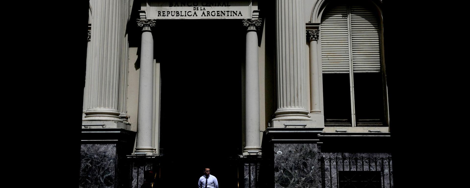 Un guardia permanece en la entrada del Banco Central en Buenos Aires, Argentina, el 21 de noviembre de 2023. - Sputnik Mundo, 1920, 15.07.2026