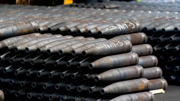 Los proyectiles de artillería M795 de 155 mm se apilan durante el proceso de fabricación en la Planta de Municiones del Ejército de Scranton, en Scranton, Pensilvania - Sputnik Mundo