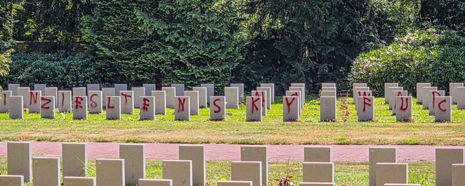 El complejo conmemorativo Campo de la Gloria Soviética cerca de la localidad de Leusden donde fueron profanadas alrededor de 150 tumbas tras el ataque vandálico, Países Bajos - Sputnik Mundo, 1920, 15.07.2026