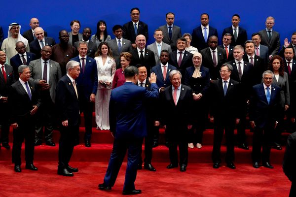 El presidente chino, Xi Jinping, saluda a los demás asistentes de la ceremonia de inauguración de la Conferencia Mundial sobre Inteligencia Artificial celebrada en Shanghái. - Sputnik Mundo