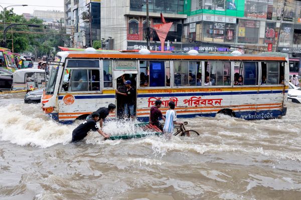 Un autobús atraviesa las calles inundadas de Daca tras las lluvias torrenciales que azotaron Bangladés. - Sputnik Mundo