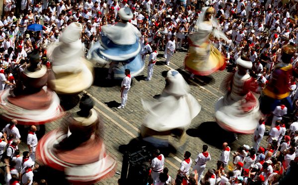 Marionetas enormes bailando durante las Fiestas de San Fermín en Pamplona, España. - Sputnik Mundo