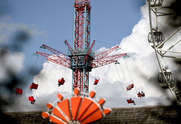 Visitantes de un parque de atracciones disfrutando del columpio giratorio en la ciudad rusa de Omsk. - Sputnik Mundo