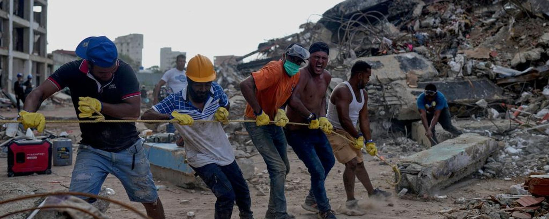 Voluntarios tiran de una cuerda para retirar escombros de un edificio derrumbado por terremotos en La Guaira, Venezuela - Sputnik Mundo, 1920, 18.07.2026