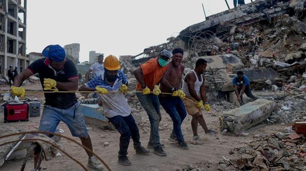 Voluntarios tiran de una cuerda para retirar escombros de un edificio derrumbado por terremotos en La Guaira, Venezuela - Sputnik Mundo