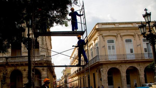 Trabajadores de la empresa privada Watt Electric construyen andamios para reparar el alumbrado público a lo largo del Paseo del Prado en La Habana, Cuba. - Sputnik Mundo