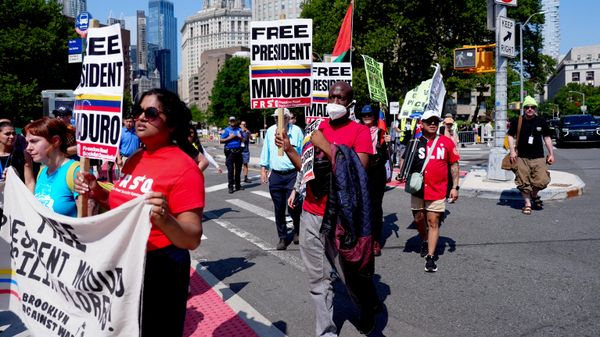 Manifestantes que reclaman la liberación del presidente venezolano Nicolás Maduro y de su esposa, Cilia Flores, se concentran el día de la vista judicial, en Nueva York, EEUU, el 22 de julio de 2026 - Sputnik Mundo