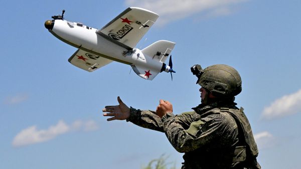 Soldado con un dron de fabricación rusa en la zona de la operación militar especial - Sputnik Mundo
