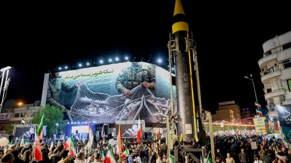 La Guardia Revolucionaria de Irán muestra un misil balístico durante una manifestación progubernamental en Teherán - Sputnik Mundo