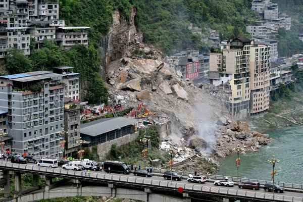 Los equipos de rescate buscan supervivientes en el lugar donde se produjo un deslizamiento de tierra a orillas del río Wu, en el condado autónomo de Pengshui Miao y Tujia, Chongqing, China. - Sputnik Mundo