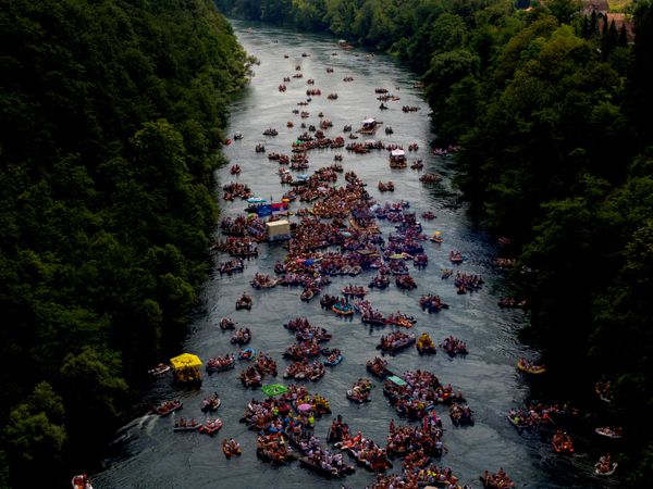 Vista aérea captada por un dron de personas navegando en balsas y botes inflables durante la tradicional Regata del Drina en el río Drina, cerca de Bajina Basta, Serbia. El evento, que se celebra desde hace más de 30 años, atrae cada año a miles de participantes. - Sputnik Mundo