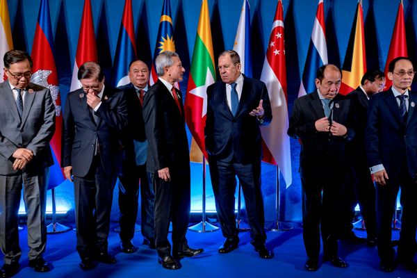 El canciller de Singapur, Vivian Balakrishnan, conversa con su homólogo ruso, Serguéi Lavrov, antes de la foto de grupo durante la Conferencia Postministerial de la ASEAN con Rusia, celebrada al margen de la Reunión de Ministros de Asuntos Exteriores de la ASEAN en el Centro Internacional de Convenciones de Filipinas. - Sputnik Mundo
