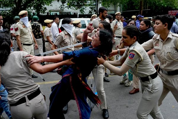 La Policía detiene a un manifestante, mientras los simpatizantes del Partido Cockroach Janta marchan hacia el Parlamento de la India para exigir la dimisión del ministro de Educación, Dharmendra Pradhan, en Nueva Delhi, India.El alto funcionario renunció tras varios días de protestas. - Sputnik Mundo