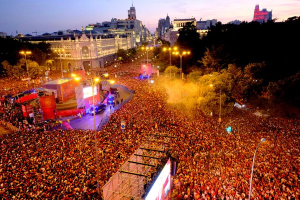 Los aficionados españoles se reúnen en la Plaza de Cibeles de Madrid durante el desfile de la victoria para celebrar el triunfo en el Mundial. - Sputnik Mundo