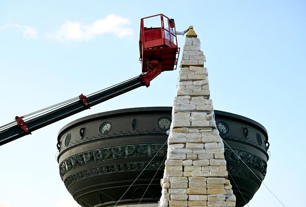 En la ciudad rusa de Kazán construyeron una torre de chak-chak, un postre tradicional nacional, de 10 metros y 14 centímetros de alto. Además de establecer un nuevo récord de altura, la torre se convirtió en el chak-chak más pesado del mundo, con un peso de 4 toneladas y 509 kilogramos. - Sputnik Mundo