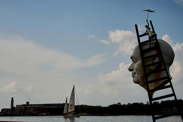 Una obra del artista cubano Osmany Betancourt se exhibe en la bahía de La Habana mientras el buque Astral, de la organización humanitaria española Open Arms, llega a la isla caribeña. - Sputnik Mundo
