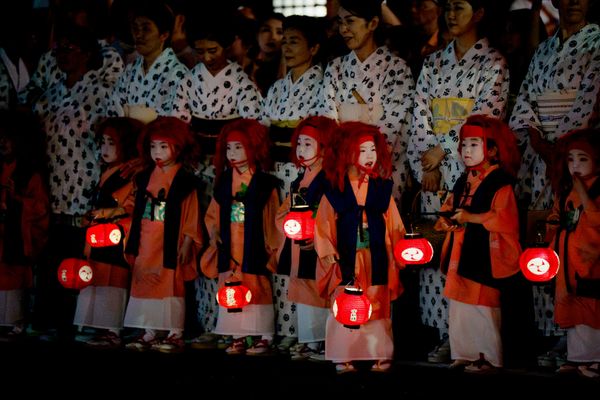 Menores vestidos con trajes tradicionales participan en el ritual de purificación Mikoshi Arai, previo al festival sintoísta Gion Matsuri, en Kioto, al oeste de Japón. - Sputnik Mundo