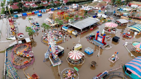 Una vista aérea captada por un dron muestra un parque de diversiones inundado tras las intensas lluvias provocadas por un frente meteorológico, que causaron inundaciones y llevaron a las autoridades chilenas a declarar el estado de emergencia, en La Serena, Chile. - Sputnik Mundo
