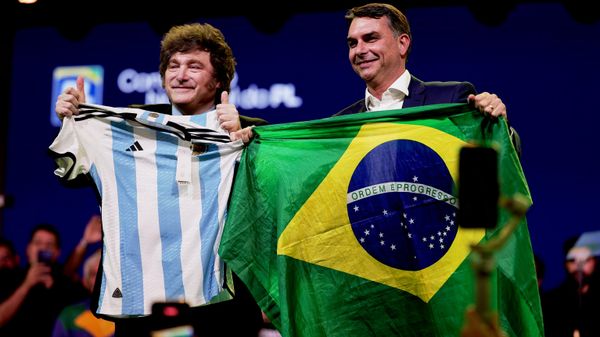 Javier Milei y Flavio Bolsonaro. - Sputnik Mundo