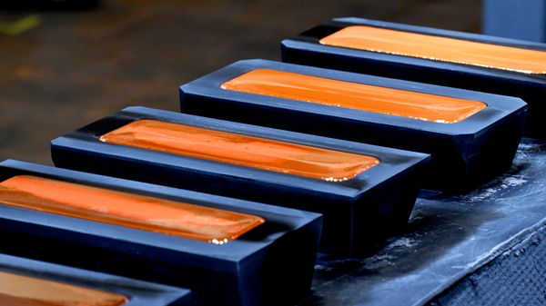 Lingotes metálicos incandescentes (Imagen referencial) - Sputnik Mundo