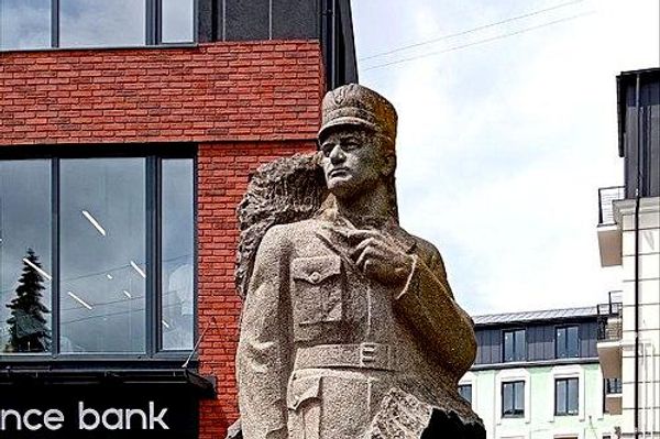 Monumento en honor a Miroslav Simchich, erigido en vida. - Sputnik Mundo