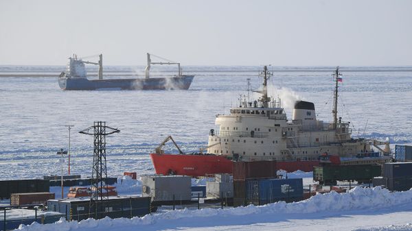 Los barcos en el puerto marítimo de Dudinka, el más grande de Siberia y el puerto internacional más septentrional de Rusia - Sputnik Mundo