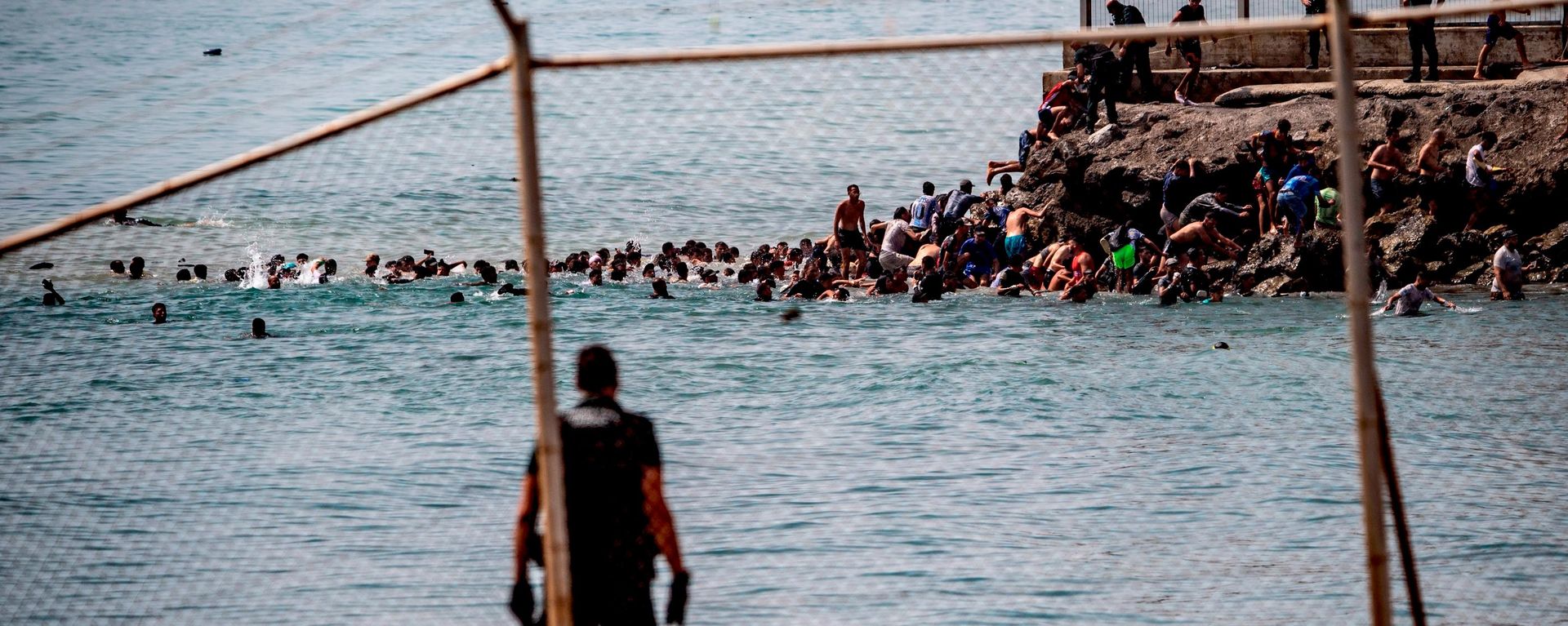 Los migrantes cruzan desde Marruecos hacia el enclave español de Ceuta. - Sputnik Mundo, 1920, 30.07.2026