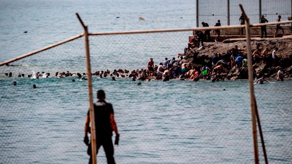 Los migrantes cruzan desde Marruecos hacia el enclave español de Ceuta. - Sputnik Mundo