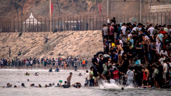 Los migrantes regresan a Marruecos desde el enclave español de Ceuta - Sputnik Mundo
