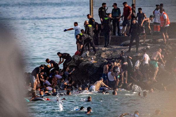 Los migrantes intentan cruzar desde Marruecos hacia el enclave español de Ceuta. - Sputnik Mundo