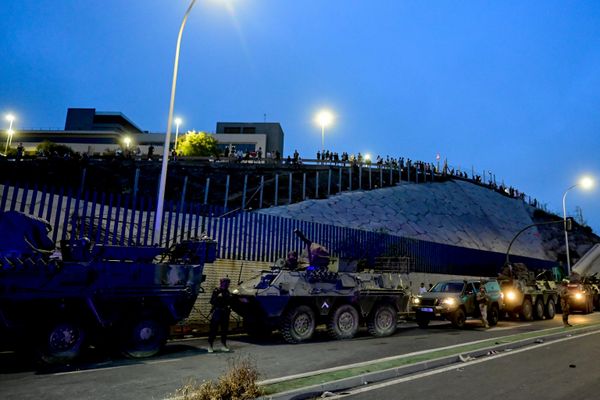 Militares españoles montan guardia en la frontera entre Ceuta y Marruecos, después de que miles de migrantes entraran en el enclave por mar. - Sputnik Mundo