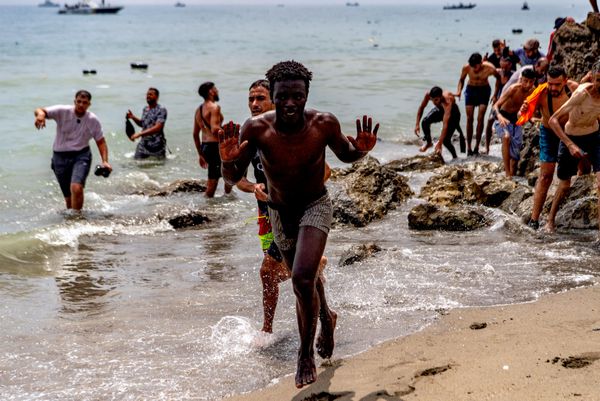 Los migrantes que cruzaron la frontera entre Marruecos y Ceuta a nado. - Sputnik Mundo