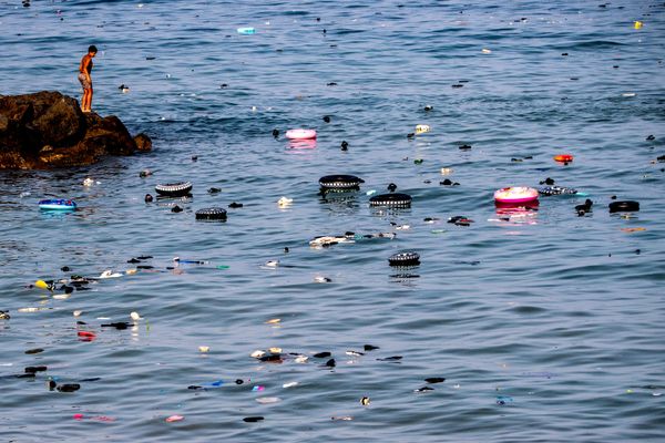 Pertenencias dejadas atrás por migrantes flotan en el mar después de que cruzaran desde Marruecos a Ceuta. - Sputnik Mundo
