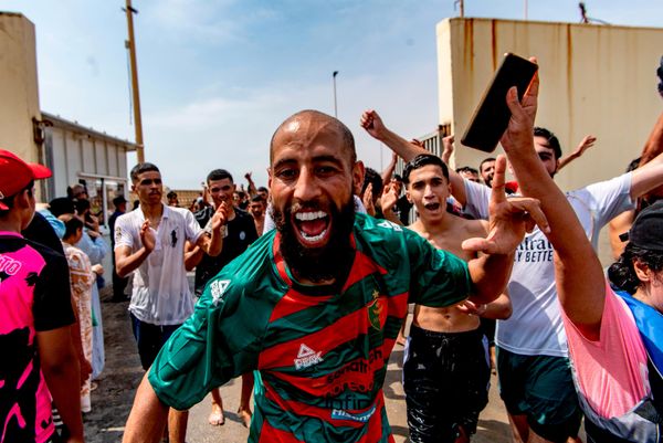 Los migrantes cruzan desde Marruecos hacia el enclave español de Ceuta. - Sputnik Mundo