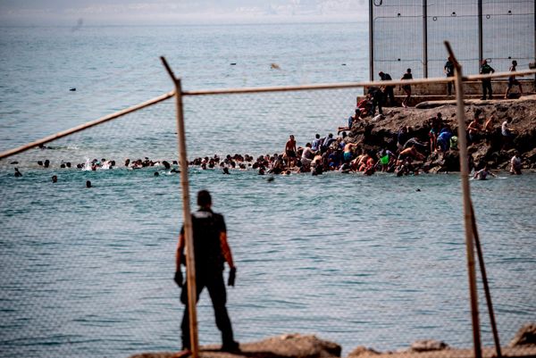 Migrantes cruzan desde Marruecos a España. - Sputnik Mundo