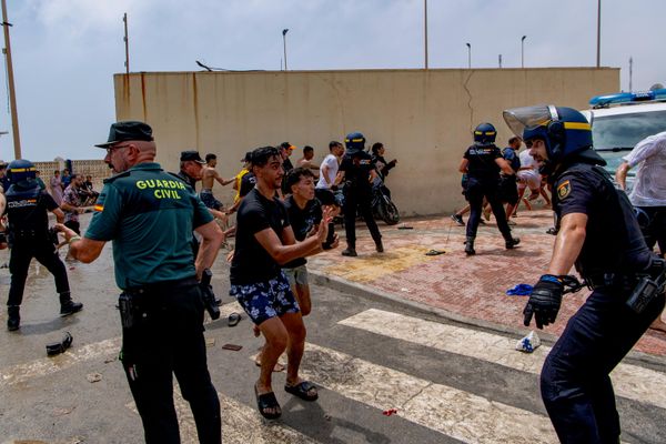 Agentes de la policía española intervienen mientras los migrantes cruzan desde Marruecos hacia Ceuta.  - Sputnik Mundo