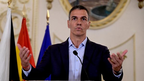 Pedro Sánchez, presidente del Gobierno español, realiza declaraciones en Ceuta, España, en medio de la llegada masiva de migrantes a pie y por mar desde Marruecos a territorio español, el 31 de julio de 2026  - Sputnik Mundo