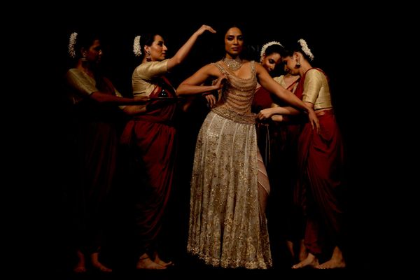 La actriz india Sobhita Dhulipala presenta creaciones del diseñador de moda indio Rahul Mishra en la Hyundai India Couture Week, en Nueva Deli, la India. - Sputnik Mundo