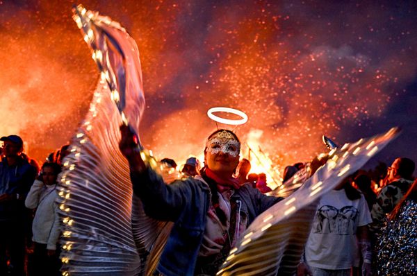Participantes del festival de instalaciones paisajísticas Arcjtoyanie, en el parque artístico de Nikola-Lenivets, en la región de Kaluga, Rusia. - Sputnik Mundo
