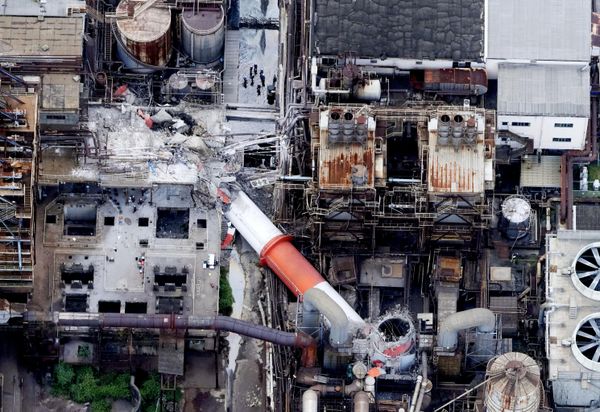 Vista aérea de una chimenea derrumbada en la fábrica de Nippon Paper Industries en la ciudad de Yatsushiro tras un terremoto de magnitud 7,1 que sacudió la prefectura de Kumamoto, en el sur de Japón. - Sputnik Mundo