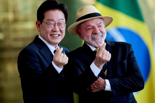 El presidente brasileño, Luiz Inacio Lula da Silva, y el mandatario surcoreano, Lee Jae-myung, gesticulan el día de su declaración conjunta a la prensa en el Palacio de la Alvorada, en Brasilia, Brasil. - Sputnik Mundo