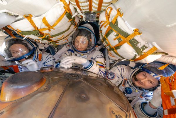 La tripulación de la nave Soyuz MS-28 realiza su aterrizaje en la Tierra. A bordo, la tripulación de la 74.ª expedición a la EEI, de izquierda a derecha: el astronauta de la NASA, Christopher Williams, los cosmonautas de Roscosmos, Serguéi Kud-Sverchkov y Serguéi Mikáyev. - Sputnik Mundo