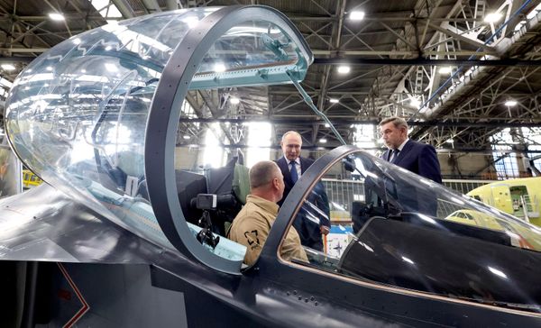 El presidente de Rusia, Vladímir Putin, en la Planta Aeronáutica de Irkutsk, Rusia.Durante su visita a la fábrica, el mandatario inspeccionó las instalaciones de producción donde se está lanzando la serie del nuevo avión de pasajeros ruso de fuselaje estrecho MC-21. - Sputnik Mundo