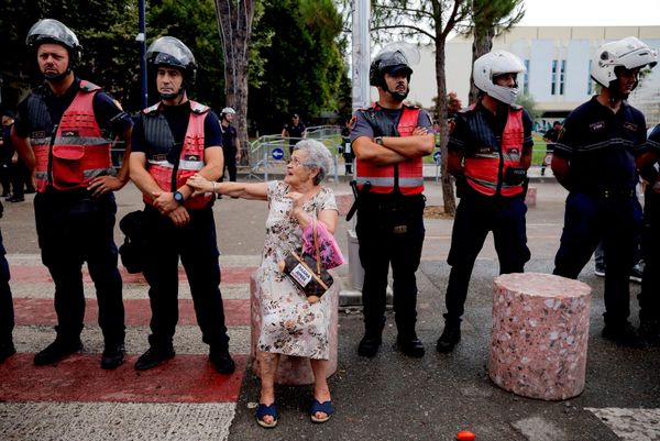 Una mujer participa en una manifestación contra el Gobierno, tras semanas de protestas contra un complejo turístico de lujo previsto en una zona ambientalmente sensible de la costa adriática, en Tirana, Albania. - Sputnik Mundo