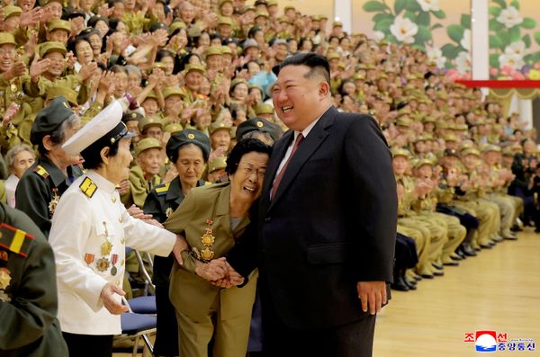 El líder norcoreano, Kim Jong-un, saluda a veteranos de guerra que participaron en los actos por el 73.º aniversario del armisticio de la Guerra de Corea, en Pionyang, Corea del Norte. - Sputnik Mundo