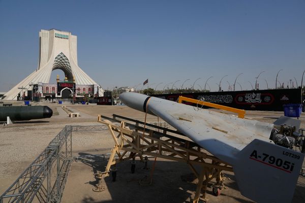 Las FFAA iraníes presentan un dron en una exhibición temporal frente a la Torre Azadi (Torre de la Libertad), en Teherán, Irán. - Sputnik Mundo