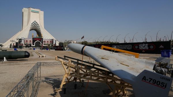 Las FFAA iraníes presentan un dron en una exhibición temporal frente a la Torre Azadi (Torre de la Libertad), en Teherán, Irán. - Sputnik Mundo
