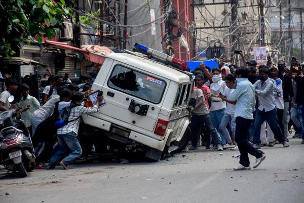 Manifestantes vandalizan un vehículo policial durante la convocatoria de huelga general Bihar Bandh, en demanda de la renuncia del ministro de Educación, Dharmendra Pradhan, por las filtraciones en el examen NEET, en Patna, la India. - Sputnik Mundo